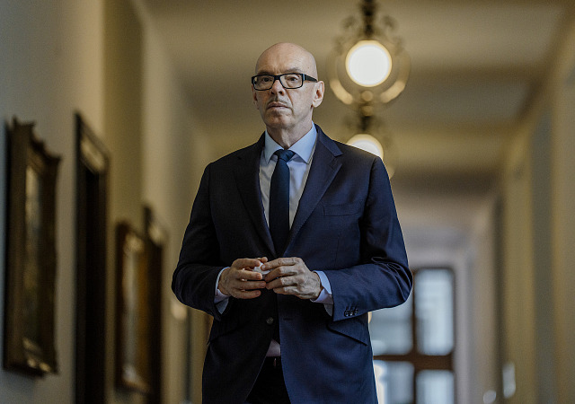 Ministr kultury Oto Klempíř (za Motoristy) před jednáním vlády (11. květen 2026)