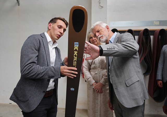 Prezident Petr Pavel s manželkou na návštěvě u novoměstského výrobce lyží...