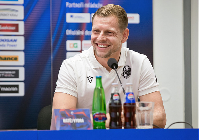 Kapitán Plzně Matěj Vydra hovoří na tiskové konferenci.