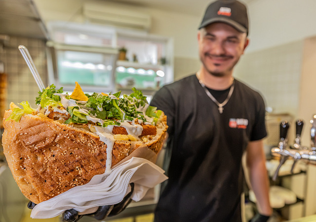 Bistro U Dudka v Jaroměři hostům servíruje obří kebab se smaženým sýrem, který...