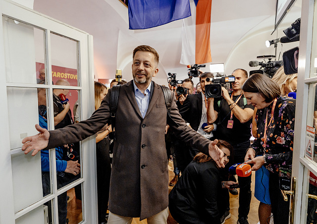 Volební štáb na Malostranském náměstí v Praze (Starostové). Na snímku Vít...