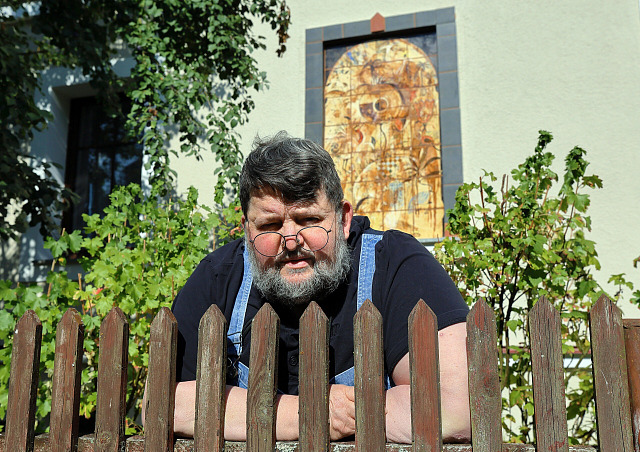 Miloslav Svoboda chebský dům vyzdobil biblickými motivy. (3. srpna 2026)