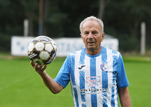Luboš Merkl, v 79 letech patrně nejstarší fotbalista v Česku. Občas ještě...
