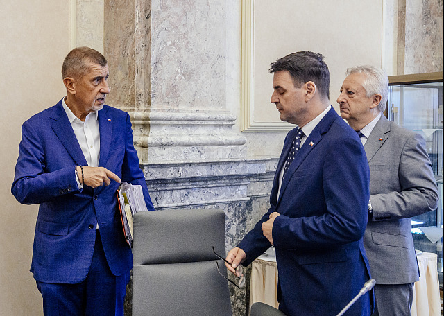Premiér Andrej Babiš (ANO), ministr zahraničí Petr Macinka (Motoristé) a...