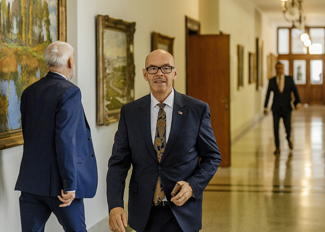Jednání vlády. Financování asistentů pedagoga v základních školách. Na snímku...