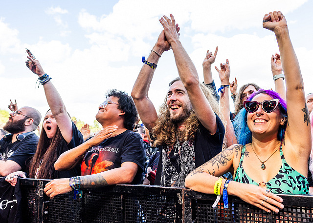 Fanoušci kapely Ne Obliviscaris na festivalu Brutal Assault (6. srpna 2025)