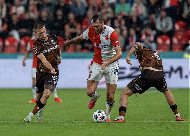 Tomáš Chorý ze Slavie vede míč v zápase s Plzní.