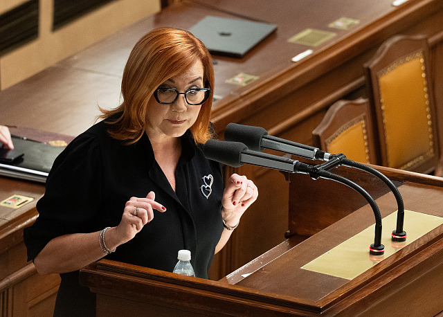 Ministryně financí Alena Schillerová ve Sněmovně (25. srpna 2026)