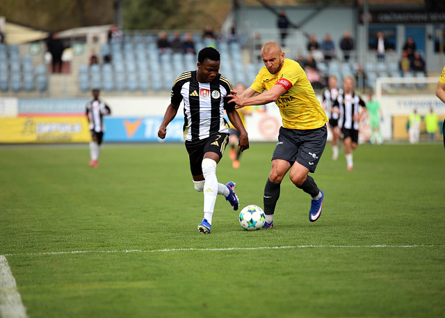 Marek Hlinka z Kroměříže a Stanley Ogbonna z Českých Budějovic v souboji.