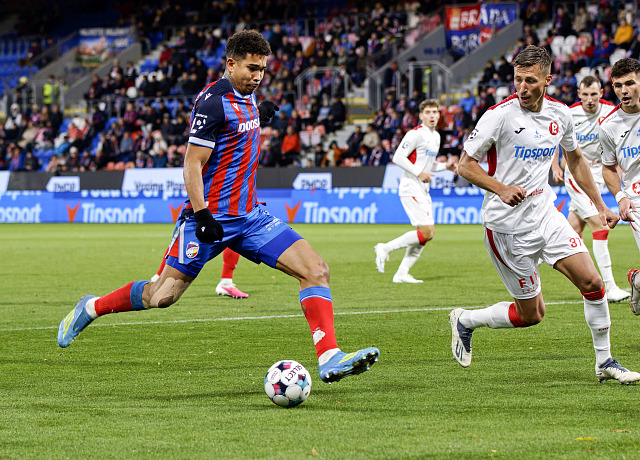 Plzeňský útočník Christophe Kabongo se pokouší vystřelit před Dávidem Krčíkem z...