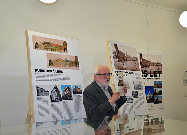 Historik a teoretik umění a architektury Rostislav Švácha při své přednášce v...