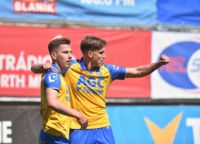 Z teplického gólu se radují Daniel Mareček a Tomáš Zlatohlávek (vpravo).