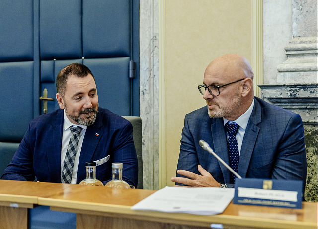 Ministr životního prostředí Igor Červený (Motoristé) a ministr školství Robert...