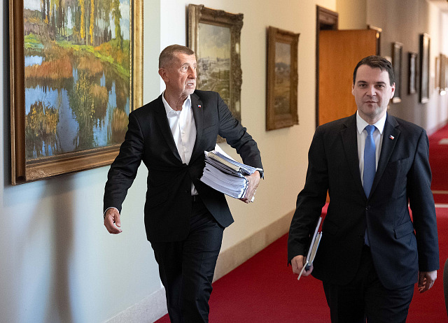Schůze vlády. Na snímku Andrej Babiš a Petr Macinka. (25. května 2026)