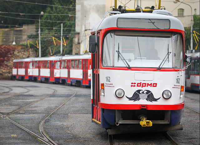 Olomoucký dopravní podnik nadále využívá tramvaje T3, které přitom nyní slaví...