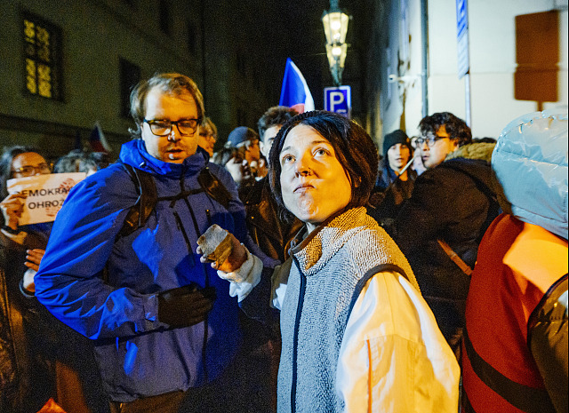 Na demonstraci u Poslanecké sněmovny na pražském Malostranském náměstí...