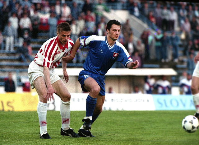 Peter Dubovský (vpravo) a Tomáš Řepka v reprezentačním duelu v květnu 1995