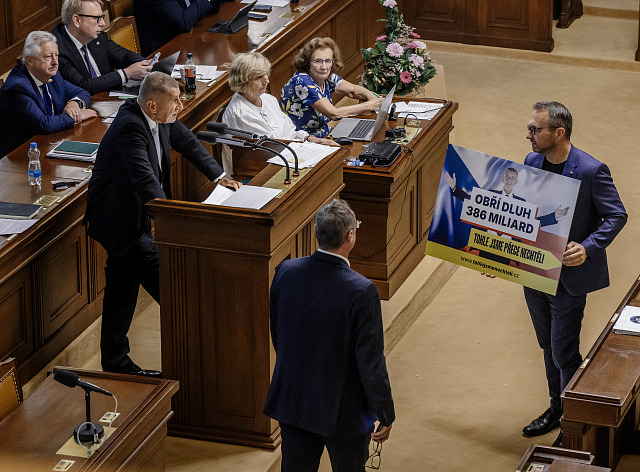 Premiér Andrej Babiš hovoří na mimořádné schůzi Sněmovny před hlasováním o...