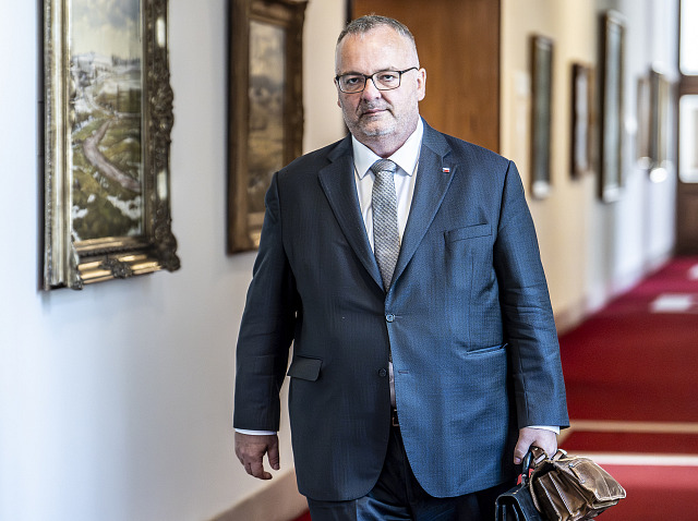 Ministr dopravy Ivan Bednárik přichází na jednání vlády. (20. července 2026)