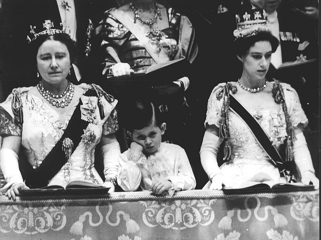 Karel III. se jako čtyřletý hoch v roce 1953 zúčastnil korunovace své matky,...