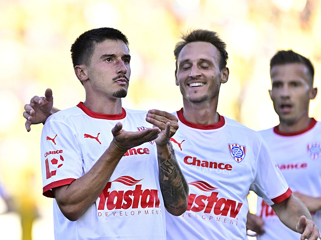 Fotbalisté brněnské Zbrojovky slaví gól Antonína Vaníčka.
