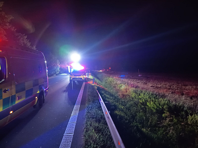 Záchranáři u havarovaného osobního auta poblíž Hertic na Opavsku. Při nehodě se...