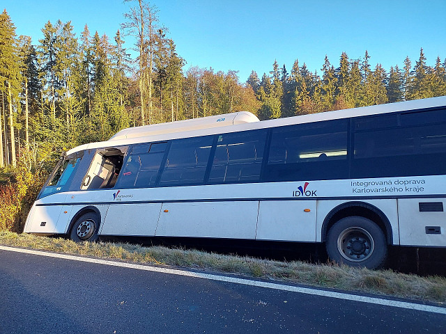 U Horního Kramolína havaroval autobus. Dva lidé utrpěli zranění. (29. října...