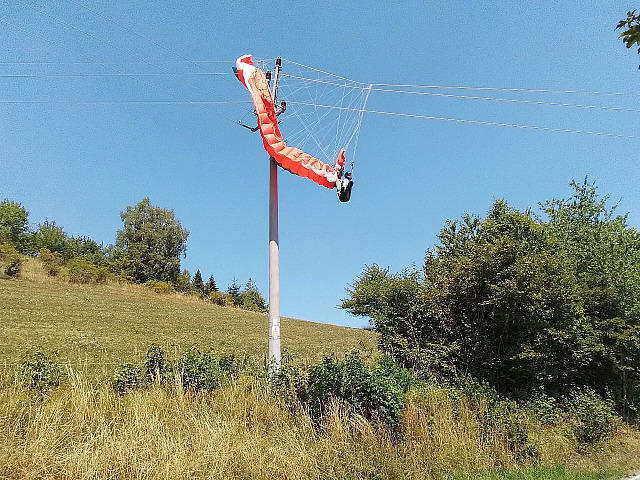 Paraglidistu i s křídlem zamotaného do drátů elektrického vedení zachraňovali z...