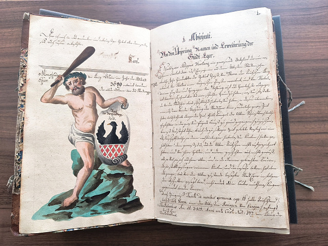 Karl Huss svou kroniku doplnil i řadou ilustrací. Napsaná je kurentem, který...