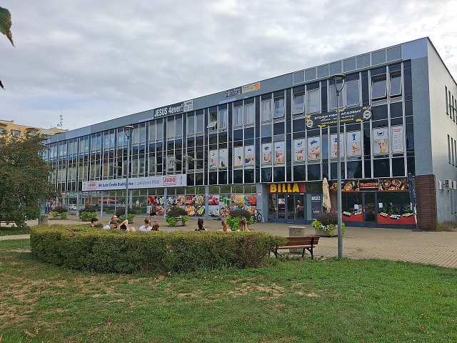 Chátrající objekt slouží aktuálně už téměř jen supermarketu v přízemí. (14....