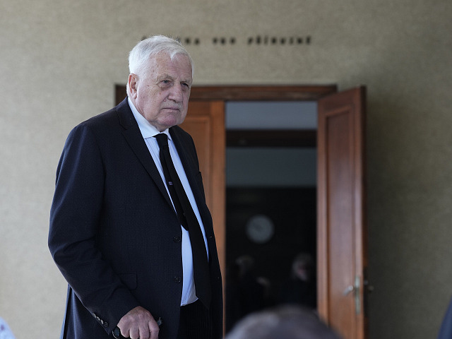 Na pohřeb Milana Knížáka přišel jeho dlouholetý přítel a někdejší prezident...