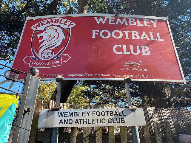 Okolí stadionu Wembley FC, týmu z deváté anglické ligy.