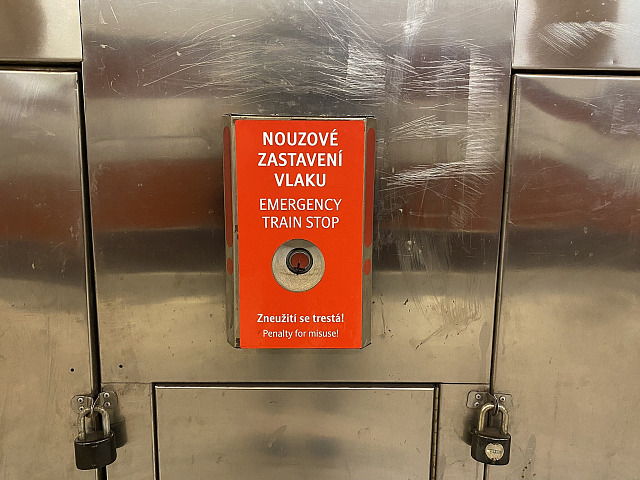Záchranné tlačítko pro nouzové zastavení vlaku v pražském metru B ve stanici...