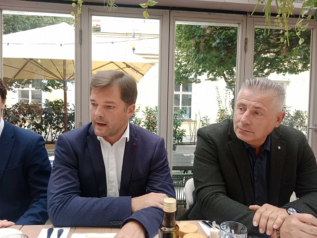Předseda SOCDEM Jiří Nedvěd a Radek Scherfer při setkání s novinářii v sídle...