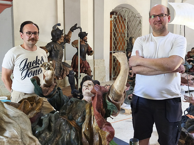 Restaurátoři Vojtěch Verner (vlevo) a Vojtěch Krajíček připravují barokní sochy...