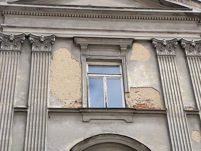 Z budovy bývalého Divadelního klubu v centru Opavy začala opadávat omítka. (7....