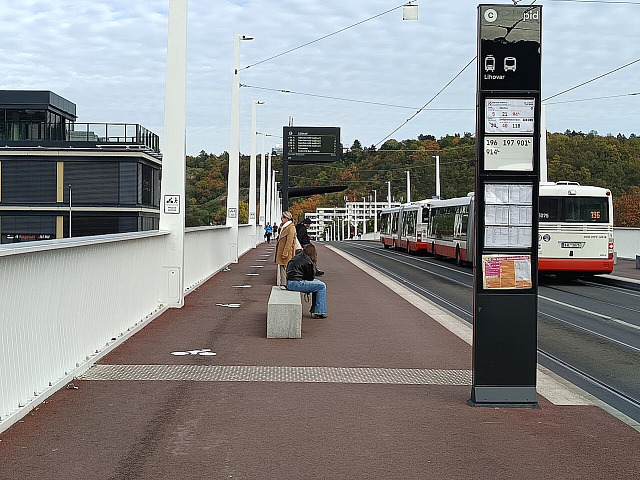 Nové piktogramy na Dvoreckém mostě v Praze doporučují cyklistům, aby objeli...
