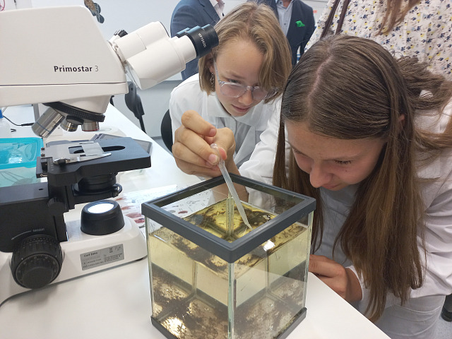 Školáci pod vedením lektorů pracují přímo v laboratoři, zatímco návštěvníci si ...