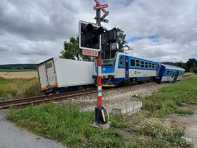 U Chýnova na Táborsku se srazil náklaďák s osobním vlakem (23. července 2026)