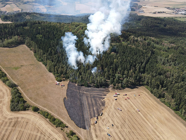 Požár lesa a pole u obce Újezdec na Klatovsku. Zasaženo bylo zhruba 3,5...