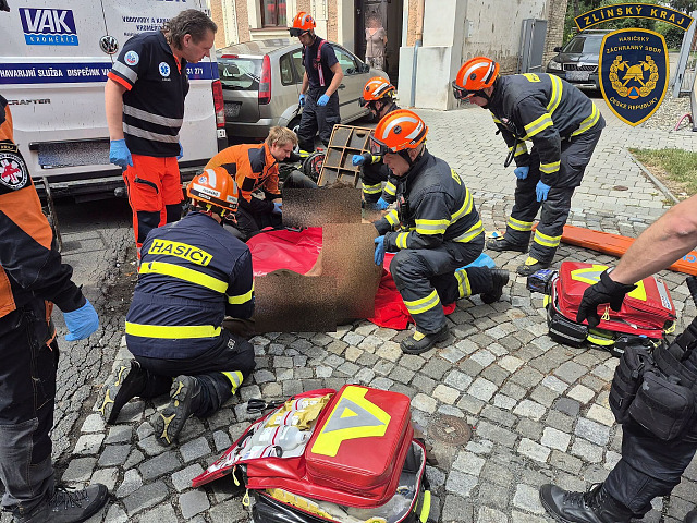 Při výbuchu vodovodního potrubí se v Kroměříži zranili dva muži. (23. červenec...