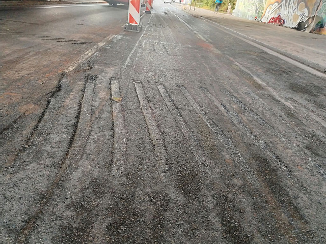Po vyproštění zaseknutého kamionu s nákladem zůstaly ve vozovce viditelné rýhy....
