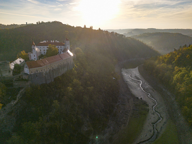 Hrad Bítov na Znojemsku v údolí Želetavky v podzimním hávu při východu slunce....