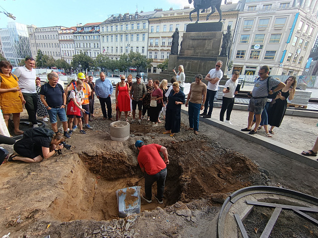 Zástupci Sdružení Nového Města pražského uložili pod budoucí tramvajovou trať...