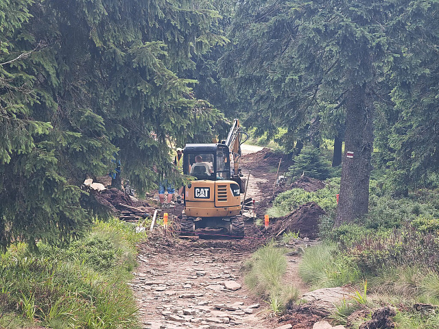 Bagry najely do Jeseníků, připravují protierozní opatření. (14. července 2026)