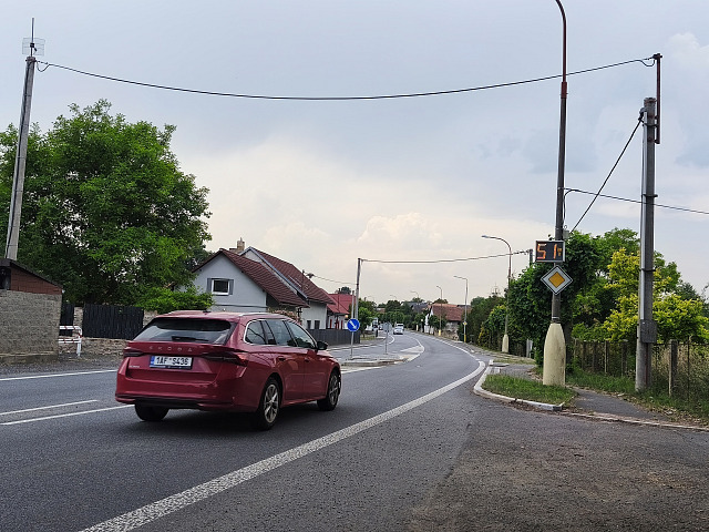 Obcí Ostrov projíždí momentálně něco přes 4 tisíce vozidel denně. (29. června...