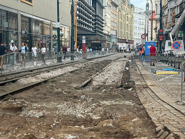Výluka tramvají v centru Prahy kvůli opravám. Situace u obchodního domu Máj....