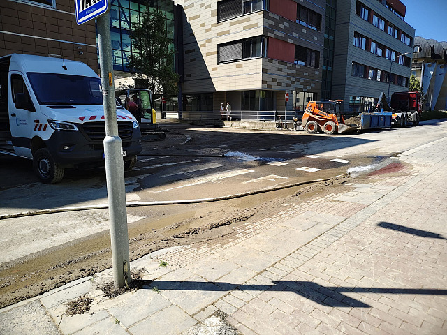 V ulici Hynaisově v Olomouci došlo k havárii hlavního vodovodu. Takhle vypadala...