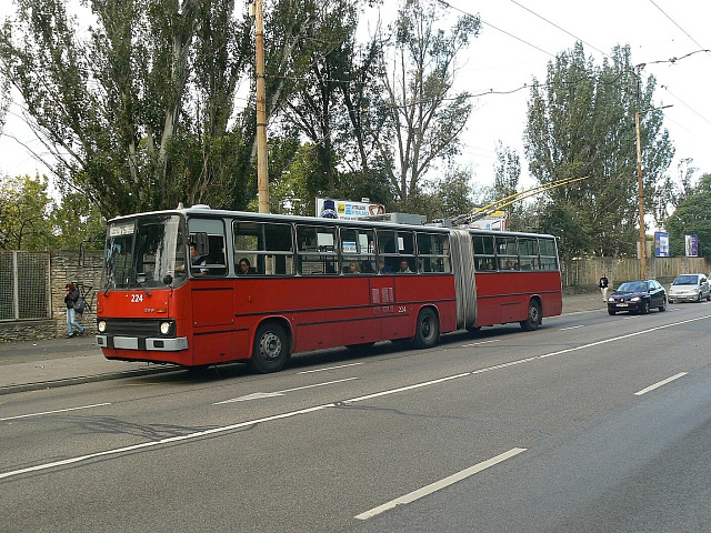 Mezi zapůjčenými historickými vozy bude také trolejbus Ikarus 280T původem z...