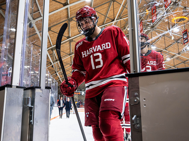 Marek Hejduk v dresu univerzity Harvard
